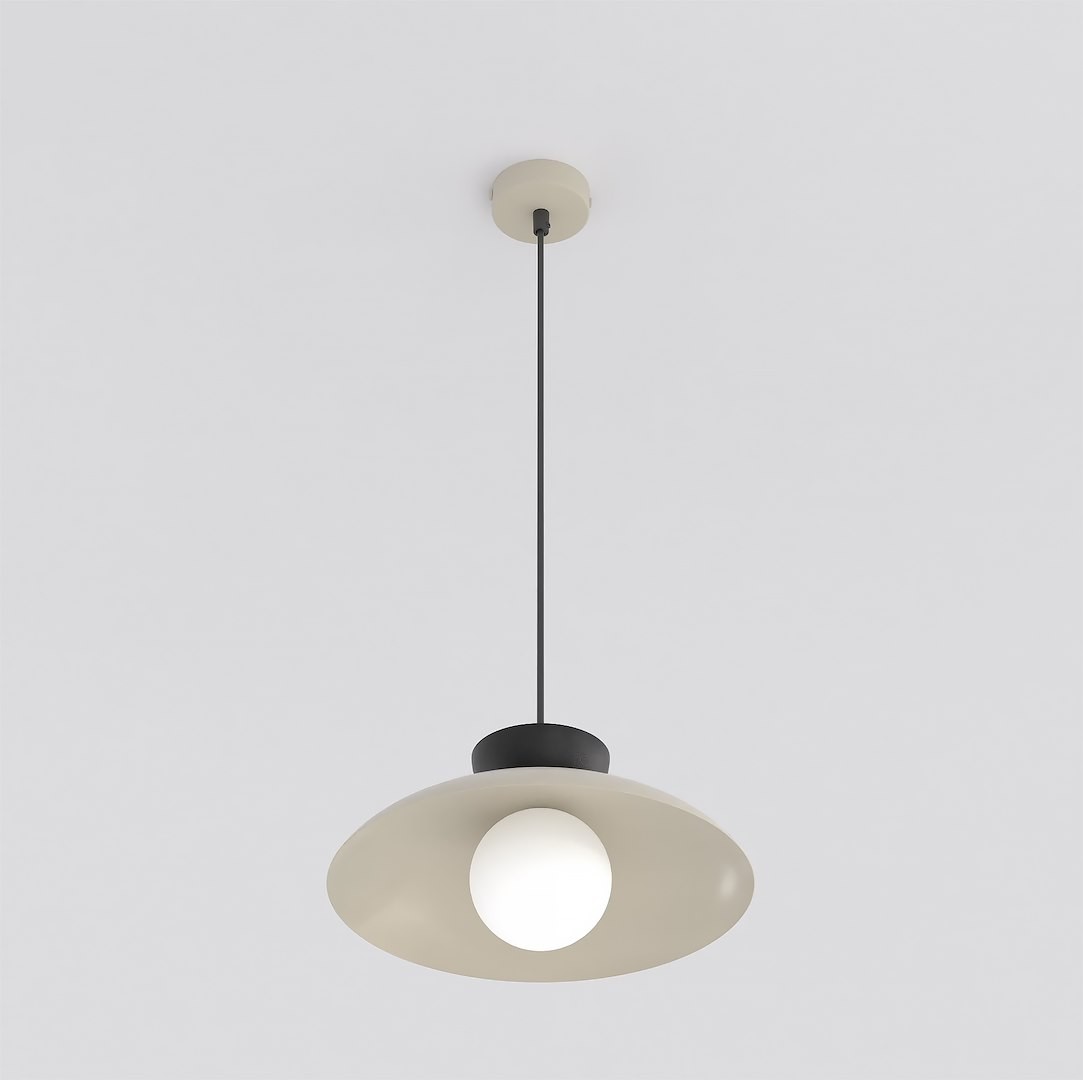 Lampa wisząca Mulan w kolorze mokka i czarnym, z okrągłym kloszem i przezroczystą żarówką G9. Ujęcie frontalne, zawieszona na czarnym przewodzie pod sufitem, z prostym, jasnym tłem.