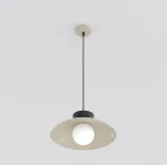Lampa wisząca Mulan w kolorze mokka i czarnym, z okrągłym kloszem i przezroczystą żarówką G9. Ujęcie frontalne, zawieszona na czarnym przewodzie pod sufitem, z prostym, jasnym tłem.