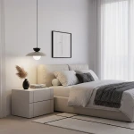 Lampa wisząca Mulan w kolorze mokka i czarnym, zawieszona nad łóżkiem w sypialni. Okrągła, biała klosz z czarnym detalem, wisząca na cienkim przewodzie. W tle jasne ściany, zasłony, miękkie poduszki i stół nocny z dekoracją.