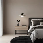 Lampa wisząca Mulan w kolorze mokka i czarnym, z jednym źródłem światła G9, zawieszona nad drewnianą szafką nocną. Oświetlenie tworzy przytulny klimat w sypialni, obok czarna waza z dekoracyjnymi roślinami i książki na stoliku.