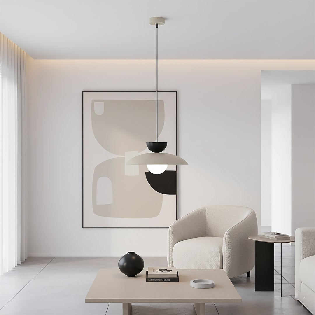 Lampa wisząca Mulan 1xG9 w kolorze mokka i czarnym, z okrągłym kloszem, umieszczona na długim, cienkim kablu. Wisi w nowoczesnym wnętrzu z jasnymi ścianami i minimalistycznymi meblami, obok stolika i dekoracyjnych elementów.