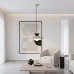 Lampa wisząca Mulan 1xG9 w kolorze mokka i czarnym, z okrągłym kloszem, umieszczona na długim, cienkim kablu. Wisi w nowoczesnym wnętrzu z jasnymi ścianami i minimalistycznymi meblami, obok stolika i dekoracyjnych elementów.