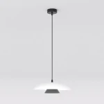 Lampa wisząca Babel 1xGX53 w kolorze czarnym i białym. Okrągły klosz w białym kolorze z czarną podstawą, zawieszona na cienkim przewodzie. Ujęcie z dołu, na jednolitym tle, podkreślające minimalistyczny design.