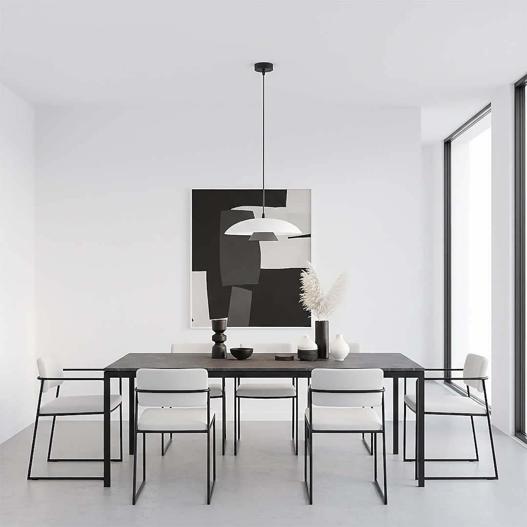 Lampa wisząca Babel 1xGX53 w kolorze czarnym i białym, zawieszona nad stołem w minimalistycznej jadalni. W tle czarno-biała grafika, jasne ściany oraz drewniany stół z białymi krzesłami.