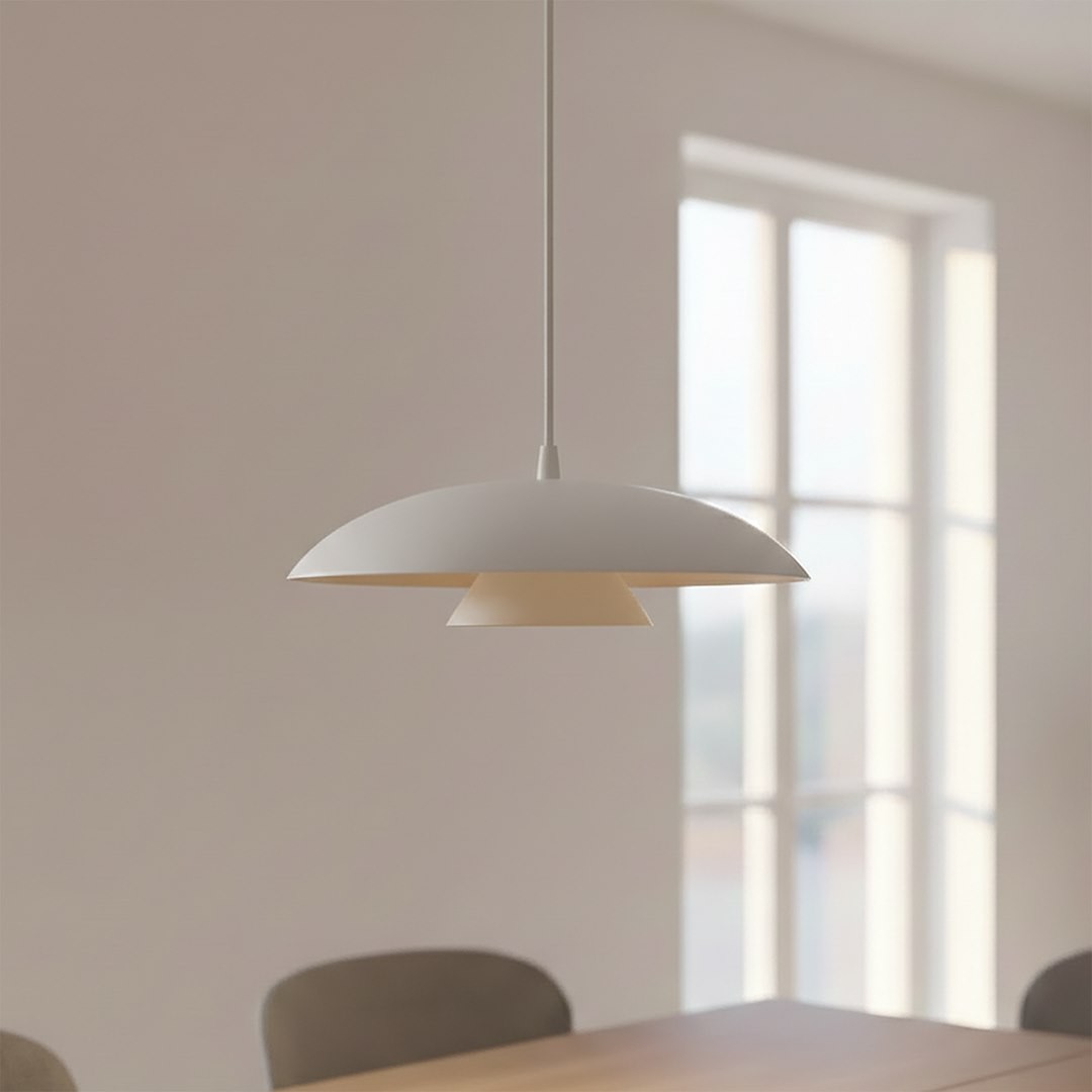 Lampa wisząca w odcieniu białym z dwoma warstwami klosza: górna, okrągła część jest matowa, a dolna to stożkowata, subtelnie odbijająca światło. Zawieszona na długim, cienkim przewodzie, w jasnym wnętrzu z dużymi oknami.
