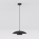 Czarna lampa wisząca Babel z jedną oprawą GX53, o zaokrąglonym kształcie i matowej powierzchni. Zawieszona na cienkim przewodzie, z okrągłym mocowaniem sufitowym, idealna do nowoczesnych wnętrz.