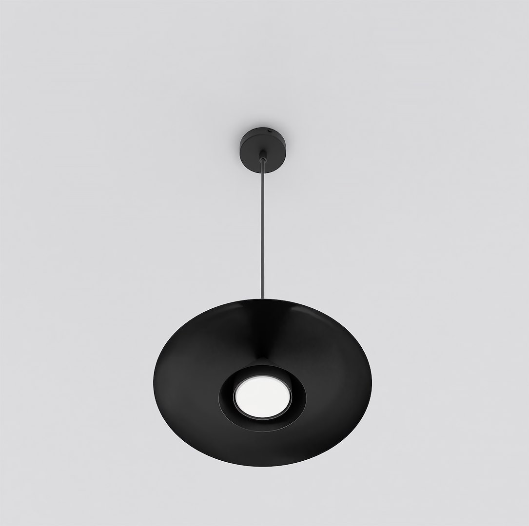 Lampa wisząca Babel 1xGX53 w kolorze czarnym, o okrągłym kształcie z centralnym otworem na źródło światła. Zawieszona na cienkim przewodzie, prezentuje minimalistyczny design. Tło jasne, co podkreśla elegancję lampy.