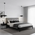 Lampa wisząca Babel 1xGX53 w kolorze czarnym, zawieszona nad łóżkiem w nowoczesnej sypialni. Ujęcie frontalne, z widocznymi detalami lampy oraz otoczeniem, w tym szarej pościeli i minimalistycznym stoliku nocnym.