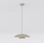 Lampa wisząca Babel w kolorze mokka, z jednym gniazdem GX53. Okrągła, metalowa osłona z dolnym kloszem w kształcie stożka, zawieszona na cienkim, prostym przewodzie. Tło jednolite, białe.