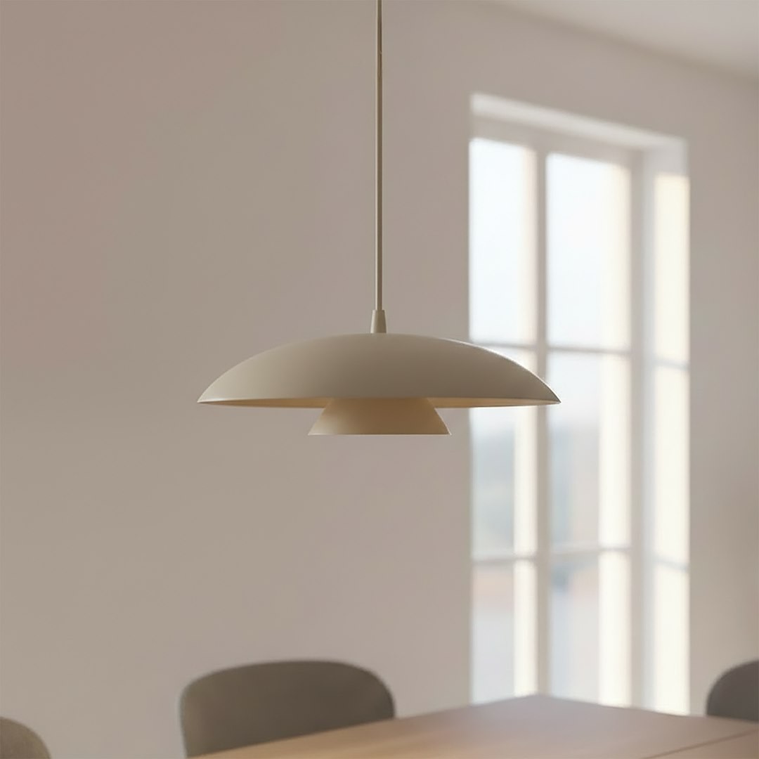 Lampa wisząca Babel 1xGX53 w kolorze mokka, o okrągłym kloszu z dwiema warstwami. Zawieszona na cienkim przewodzie, umieszczona w jasnym wnętrzu, w pobliżu okna. Idealna do nowoczesnych aranżacji.