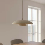 Lampa wisząca Babel 1xGX53 w kolorze mokka, o okrągłym kloszu z dwiema warstwami. Zawieszona na cienkim przewodzie, umieszczona w jasnym wnętrzu, w pobliżu okna. Idealna do nowoczesnych aranżacji.