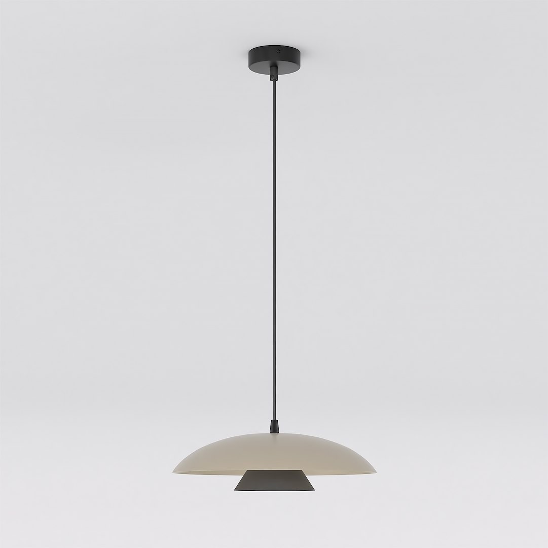 Lampa wisząca Babel 1xGX53 w kolorze czarnym i mokka, z okrągłym kloszem w odcieniu jasnego beżu oraz czarnym mocowaniem. Powieszona na cienkim, czarnym przewodzie, z prostą, minimalistyczną formą.