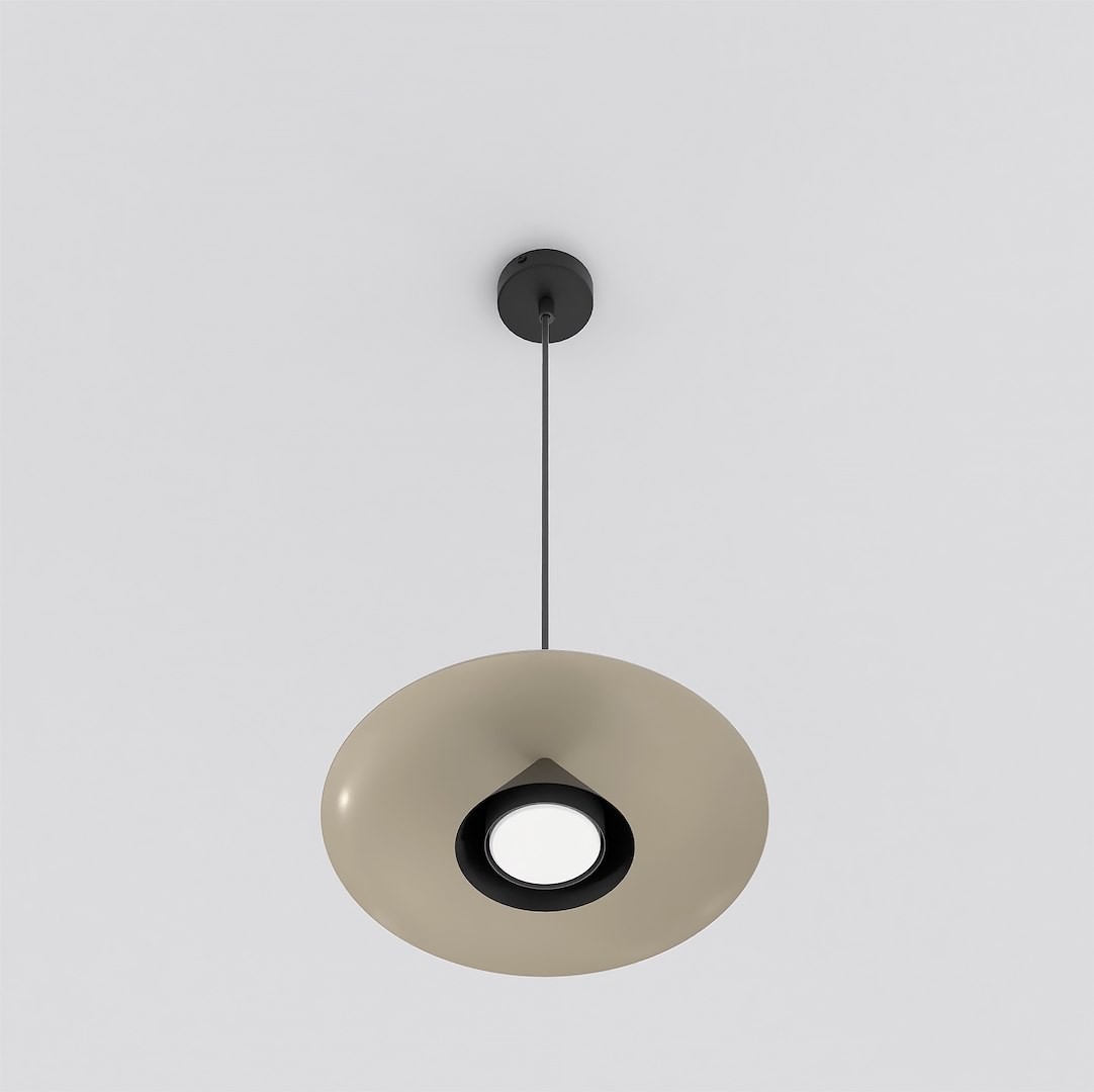 Lampa wisząca Babel w kolorze czarnym i mokka, z okrągłym kloszem w kształcie talerza, zawieszona na cienkim kablu. Centralny otwór dla żarówki GX53, elegancka, minimalistyczna forma. Tło jasne, proste.