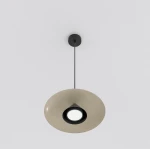 Lampa wisząca Babel w kolorze czarnym i mokka, z okrągłym kloszem w kształcie talerza, zawieszona na cienkim kablu. Centralny otwór dla żarówki GX53, elegancka, minimalistyczna forma. Tło jasne, proste.