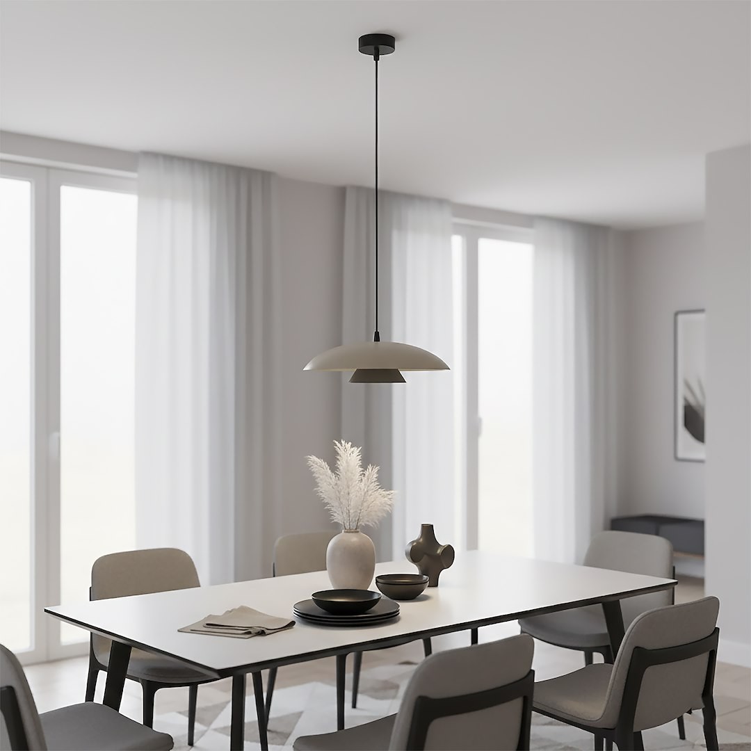 Lampa wisząca Babel 1xGX53 w kolorze czarnym i mokka, o zaokrąglonym kloszu, zawieszona na cienkim przewodzie. Widoczna w nowoczesnej jadalni, nad stołem z szarymi krzesłami, w otoczeniu dekoracji w neutralnych barwach.
