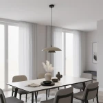 Lampa wisząca Babel 1xGX53 w kolorze czarnym i mokka, o zaokrąglonym kloszu, zawieszona na cienkim przewodzie. Widoczna w nowoczesnej jadalni, nad stołem z szarymi krzesłami, w otoczeniu dekoracji w neutralnych barwach.