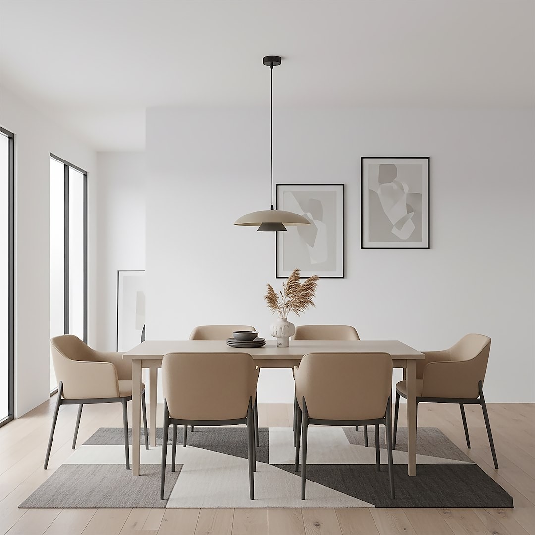 Lampa wisząca Babel 1xGX53 w kolorze czarnym i mokka, zawieszona nad stołem w jadalni. Okrągła, płaska czasza z metalowym wykończeniem, w otoczeniu nowoczesnych, jasnych krzeseł i stół na drewnianej podłodze.