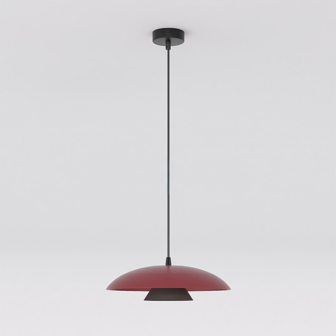 Babel lampa wisząca 1xGX53 w kolorze czarnym i burgundowym, z okrągłym kloszem, zawieszona na cienkim czarnym przewodzie. Klosz ma kształt półkuli z wcięciem, co podkreśla nowoczesny design. Tło jest jasne i jednolite.