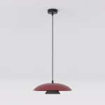 Babel lampa wisząca 1xGX53 w kolorze czarnym i burgundowym, z okrągłym kloszem, zawieszona na cienkim czarnym przewodzie. Klosz ma kształt półkuli z wcięciem, co podkreśla nowoczesny design. Tło jest jasne i jednolite.
