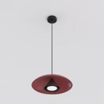 Lampa wisząca Babel w kolorze czarnym i burgundowym, o kształcie stożkowym, zawieszona na cienkim przewodzie. Posiada okrągły klosz z wbudowanym źródłem światła GX53. Tło białe, co podkreśla intensywność kolorów.
