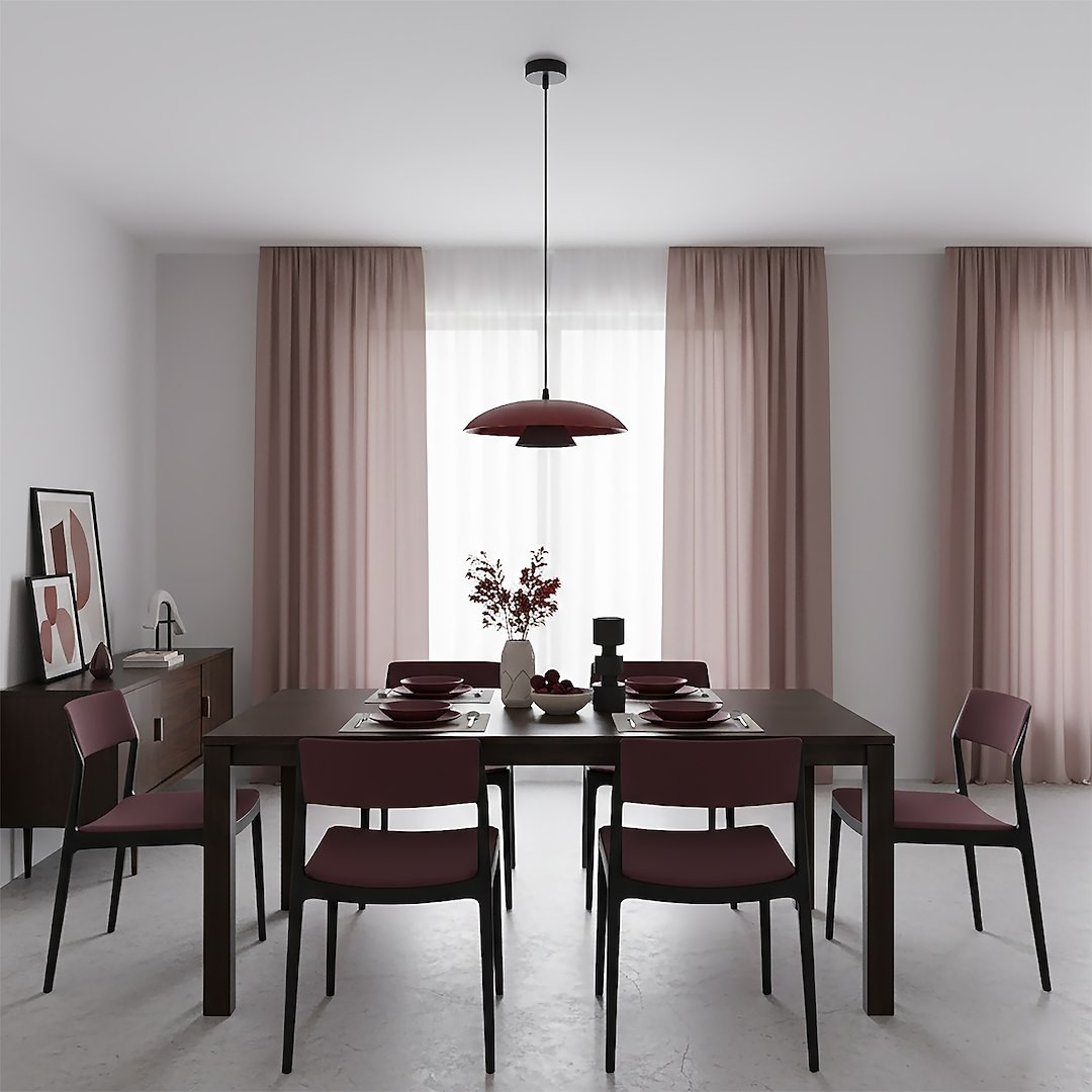 Lampa wisząca Babel 1xGX53 w kolorze czarnym z burgundowym kloszem, zawieszona nad drewnianym stołem w jadalni. W tle zasłony w odcieniu różowym i dekoracje na stole, tworzące nowoczesną aranżację.