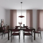 Lampa wisząca Babel 1xGX53 w kolorze czarnym z burgundowym kloszem, zawieszona nad drewnianym stołem w jadalni. W tle zasłony w odcieniu różowym i dekoracje na stole, tworzące nowoczesną aranżację.