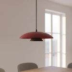 Lampa wisząca Babel 1xGX53 w kolorze czarnym i burgundowym, z dużym, półkolistym kloszem oraz mniejszym, centralnym elementem. Zawieszona na cienkim kablu w jasnym wnętrzu z oknami. Idealna do nowoczesnych aranżacji.