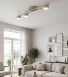 Fragment lampy sufitowej 3xGX53 w kolorze mokka, zamontowanej na suficie. Składa się z trzech okrągłych kloszy, umieszczonych na metalowej listwie, o minimalistycznym designie, idealnej do nowoczesnych wnętrz.