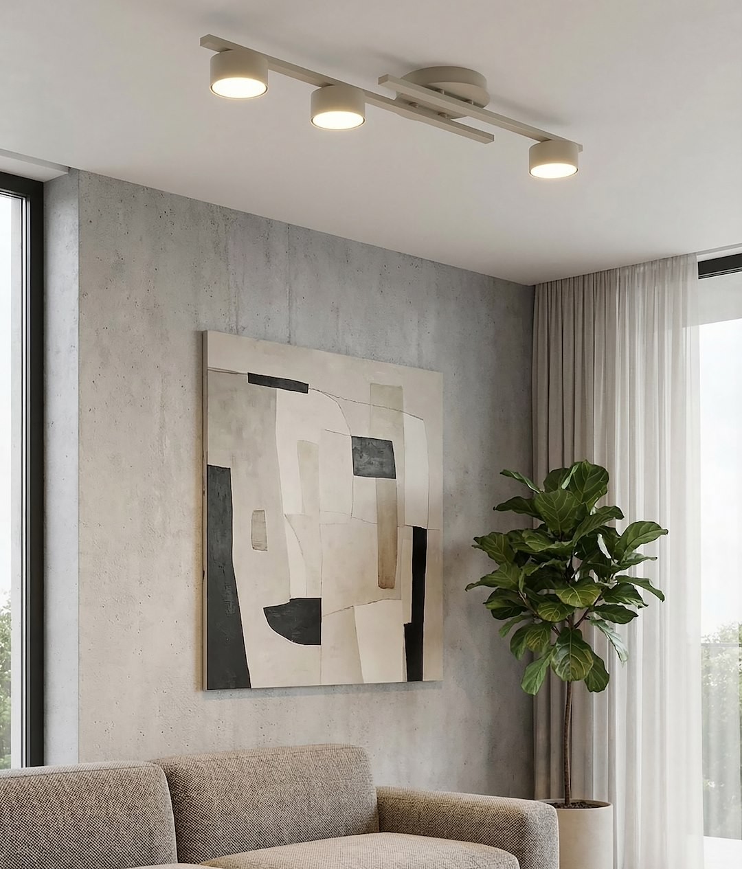 Fragment lampy sufitowej 3xGX53 w kolorze mokka, zamontowany na suficie, z trzema okrągłymi źródłami światła. Tło stanowi nowoczesny salon z obrazem i rośliną w doniczce.