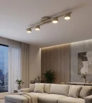 Fragment lampa sufitowa 4xGX53 w kolorze mokka, zamontowana na suficie. Posiada cztery okrągłe klosze, emitujące światło, w nowoczesnym wnętrzu z jasnymi ścianami i roślinnymi dekoracjami.