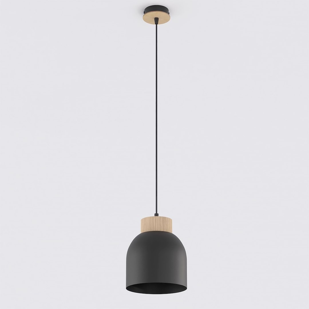 Lampa wisząca Vigo w kolorze czarnym z metalowym kloszem i drewnianym detalem u góry. Zawieszona na cienkim czarnym przewodzie, montowana do sufitu. Prosty, nowoczesny design, idealna do wnętrz.