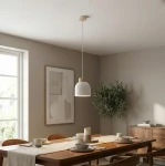Lampa wisząca Vigo 1xE27 w kolorze białym z drewnianym wykończeniem na górze, zawieszona na cienkim przewodzie. Umieszczona nad drewnianym stołem w nowoczesnej jadalni, w otoczeniu talerzy i dekoracji, z oknem w tle.