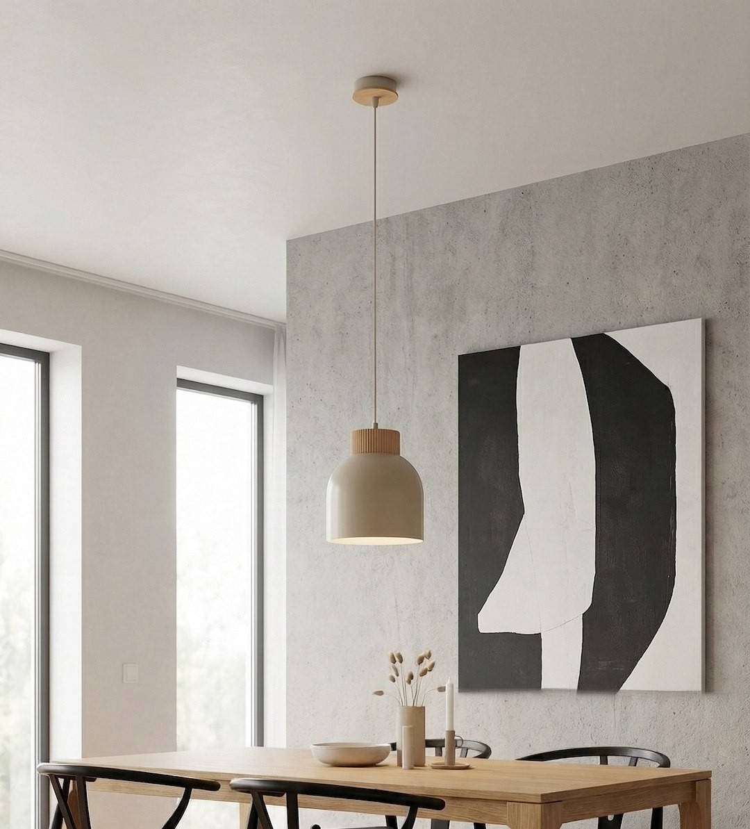 Lampa wisząca Vigo w kolorze mokka z kloszem w kształcie stożka i drewnianym detalem u góry, zawieszona na długim przewodzie. W tle widoczny stół z kwiatami w wazonie oraz abstrakcyjny obraz na ścianie.