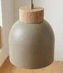 Lampa wisząca Vigo z kloszem w kolorze mokka, o zaokrąglonym kształcie, z drewnianym, żłobionym wykończeniem u góry. Zawieszona na cienkim przewodzie, idealna do nowoczesnych wnętrz.