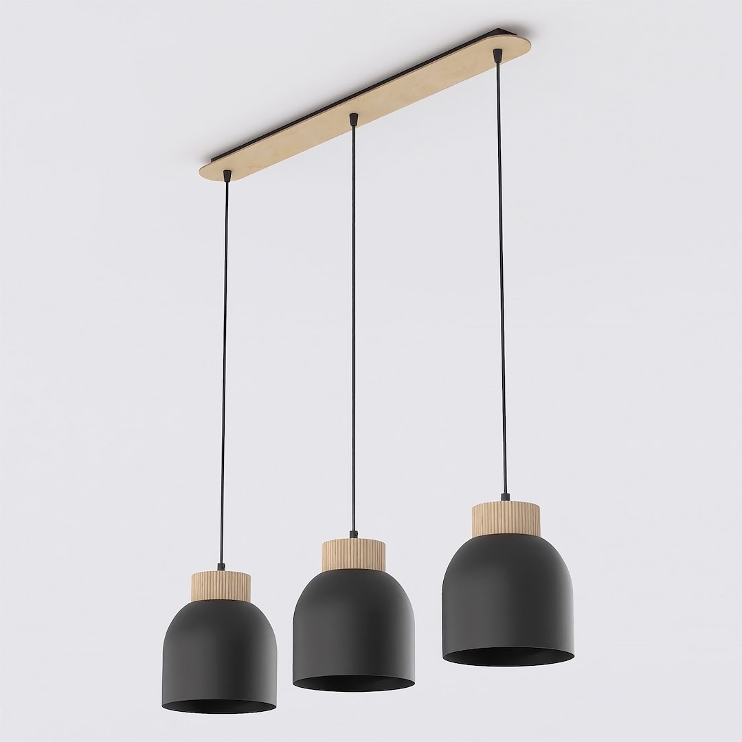 Lampa wisząca Vigo 3xE27 w kolorze czarnym z drewnianymi elementami. Składa się z trzech okrągłych kloszy zawieszonych na czarnych linkach, montowanych na prostokątnej bazie w kolorze naturalnego drewna.