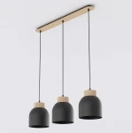 Lampa wisząca Vigo 3xE27 w kolorze czarnym z drewnianymi elementami. Składa się z trzech okrągłych kloszy zawieszonych na czarnych linkach, montowanych na prostokątnej bazie w kolorze naturalnego drewna.