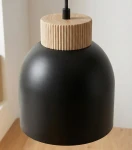 Lampa wisząca Vigo 3xE27 w kolorze czarnym z dekoracyjnym drewnianym kloszem o żłobionej fakturze. Produkt zawieszony na cienkim przewodzie, widoczny z bliska, podkreślający elegancki kształt i materiały.