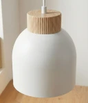 Lampa wisząca Vigo z białym kloszem w kształcie stożka, z drewnianym, żłobionym uchwytem. Produkt zawiera miejsce na trzy żarówki E27. Ujęcie z bliska, pokazujące detale materiału i fakturę drewna.