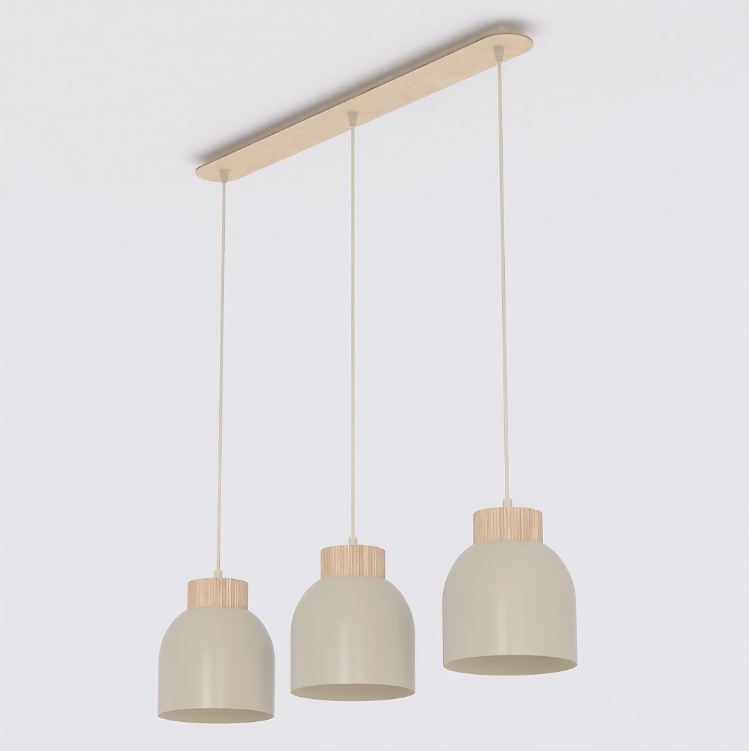 Lampa wisząca Vigo 3xE27 w kolorze mokka z trzema kloszami o zaokrąglonym kształcie i drewnianymi detalami. Montowana na prostokątnej, drewnianej podstawie, zwisająca na cienkich linkach. Prosta, nowoczesna forma idealna do wnętrz.