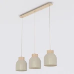 Lampa wisząca Vigo 3xE27 w kolorze mokka z trzema kloszami o zaokrąglonym kształcie i drewnianymi detalami. Montowana na prostokątnej, drewnianej podstawie, zwisająca na cienkich linkach. Prosta, nowoczesna forma idealna do wnętrz.