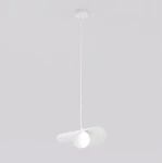 Lampa wisząca Ritual M w kolorze białym z jednym źródłem światła G9. Posiada dwa faliste klosze, wisząc na cienkim kablu z sufitu. Prosty, nowoczesny design, idealna do różnych wnętrz.