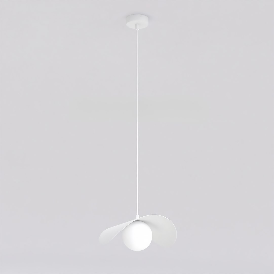 Lampa wisząca Ritual M 1xG9 w kolorze białym, z okrągłą oprawą i dwoma zakrzywionymi skrzydłami. Produkt zawieszony na cienkim, białym przewodzie, z prostym, okrągłym mocowaniem sufitowym. Tło jednolite, jasne.