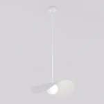 Biała lampa wisząca Ritual L z jednym źródłem światła G9, o opływowym kształcie z falującym kloszem. Zawieszona na cienkim, białym przewodzie, z prostym sufitem. Tło jasne, minimalistyczne.