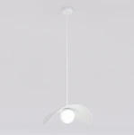 Lampa wisząca Ritual L w kolorze białym, z jednym źródłem światła G9. Posiada okrągłą, białą kulę oraz dwie opływowe, symetryczne osłony w kształcie skrzydeł. Zawieszona na cienkim przewodzie z sufitem w jednolitym tle.