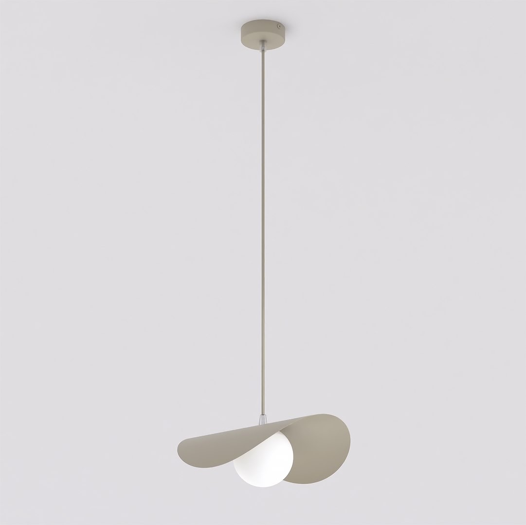 Lampa wisząca Ritual M w kolorze mokka z jedną oprawą G9. Posiada asymetryczny klosz w kształcie falującego liścia, z białą, okrągłą żarówką. Zamontowana na cienkim, metalowym przewodzie, zawieszona z sufitu na jednolitym, jasnym tle.