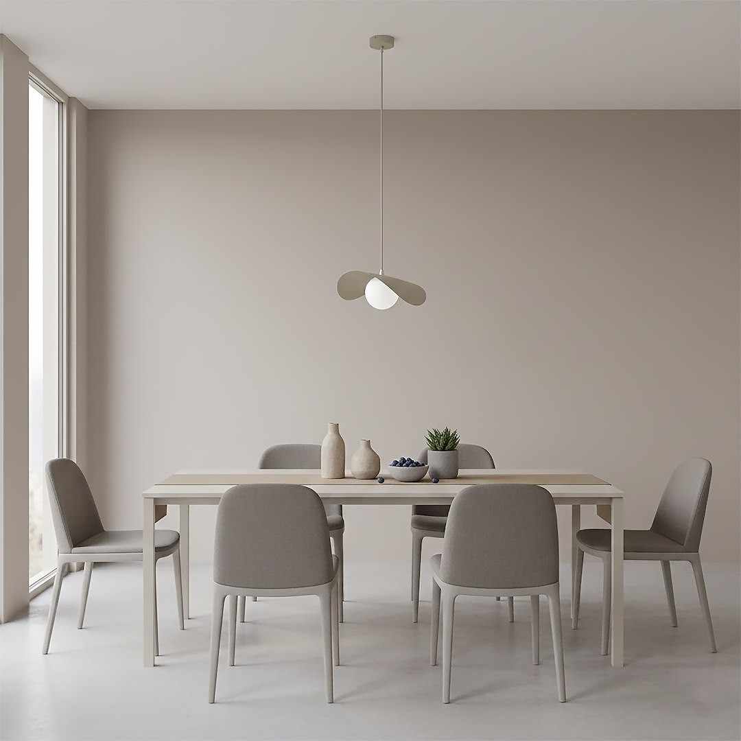 Lampa wisząca Ritual M w kolorze mokka, z jedną oprawą G9, zawieszona nad drewnianym stołem w jasnym wnętrzu. Otoczenie z szarymi krzesłami i dekoracjami, w tym wazonami i rośliną, na neutralnym tle.