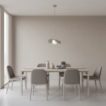 Lampa wisząca Ritual M w kolorze mokka, z jedną oprawą G9, zawieszona nad drewnianym stołem w jasnym wnętrzu. Otoczenie z szarymi krzesłami i dekoracjami, w tym wazonami i rośliną, na neutralnym tle.