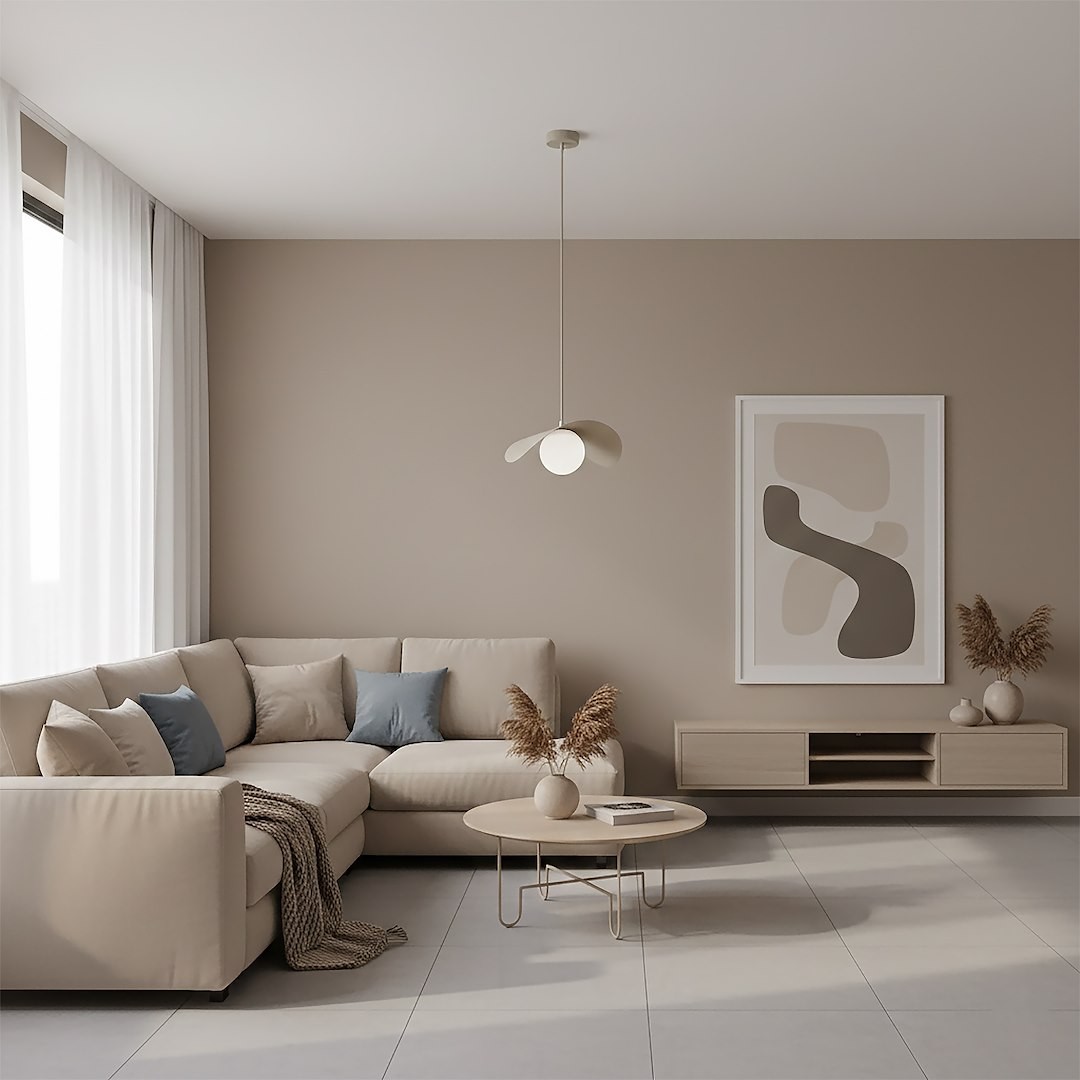 Lampa wisząca Ritual M w kolorze mokka z jednym źródłem światła G9. Zawieszona na cienkim kablu, w minimalistycznym stylu, umieszczona w nowoczesnym wnętrzu z jasnymi tonami, obok kanapy i stolika kawowego.