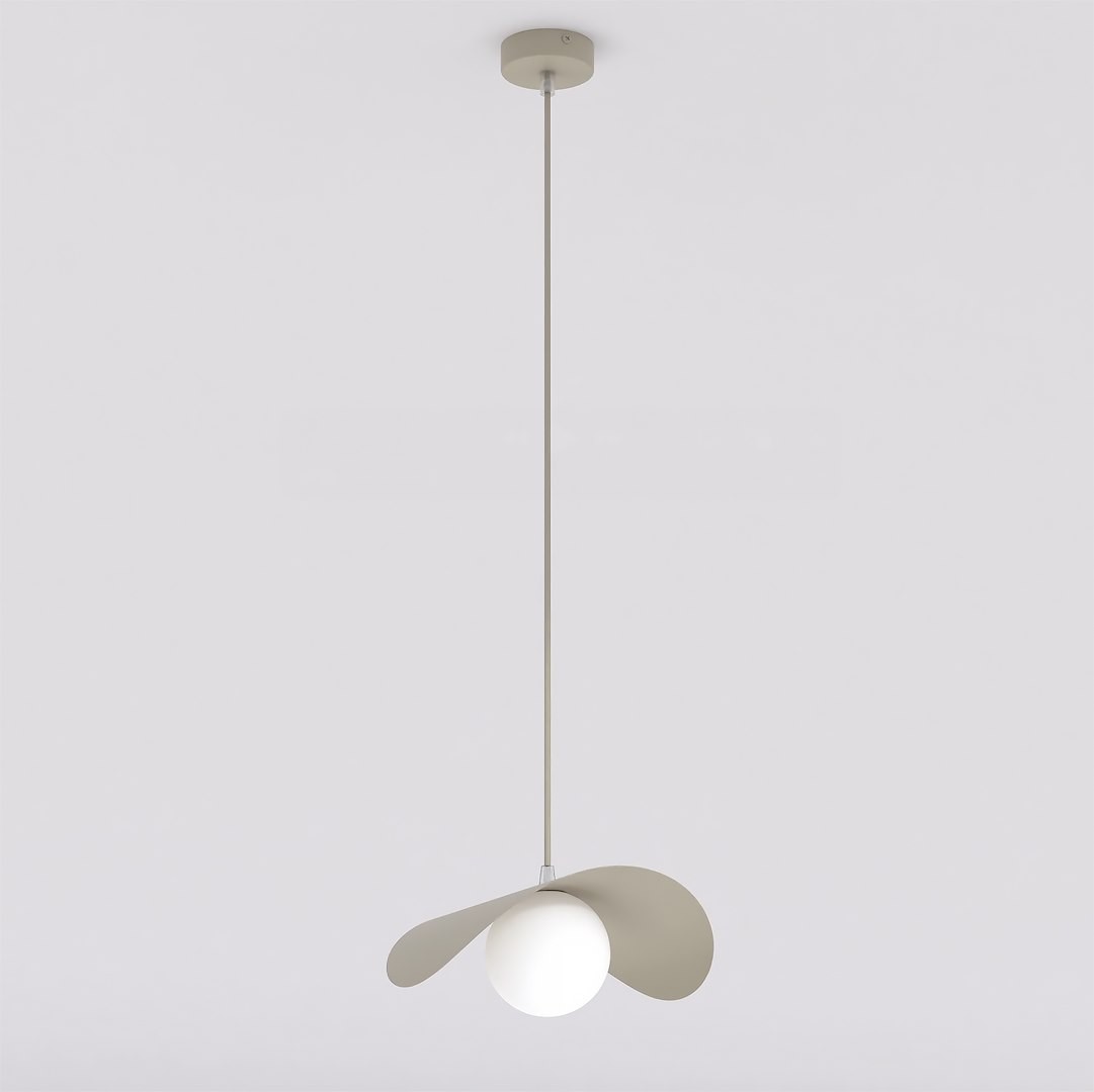 Lampa wisząca Ritual M w kolorze mokka, z jedną oprawą G9, zawieszona na cienkim kablu. Okrągła, biała kula z metalowymi, asymetrycznymi skrzydłami, umieszczona w centralnej części. Prosta konstrukcja, idealna do nowoczesnych wnętrz.