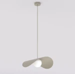 Lampa wisząca Ritual L w kolorze mokka, z jednym źródłem światła G9. Posiada opływowy kształt z dwoma zakrzywionymi panelami w matowym wykończeniu, zawieszona na cienkim kablu. Tło proste, jasne.